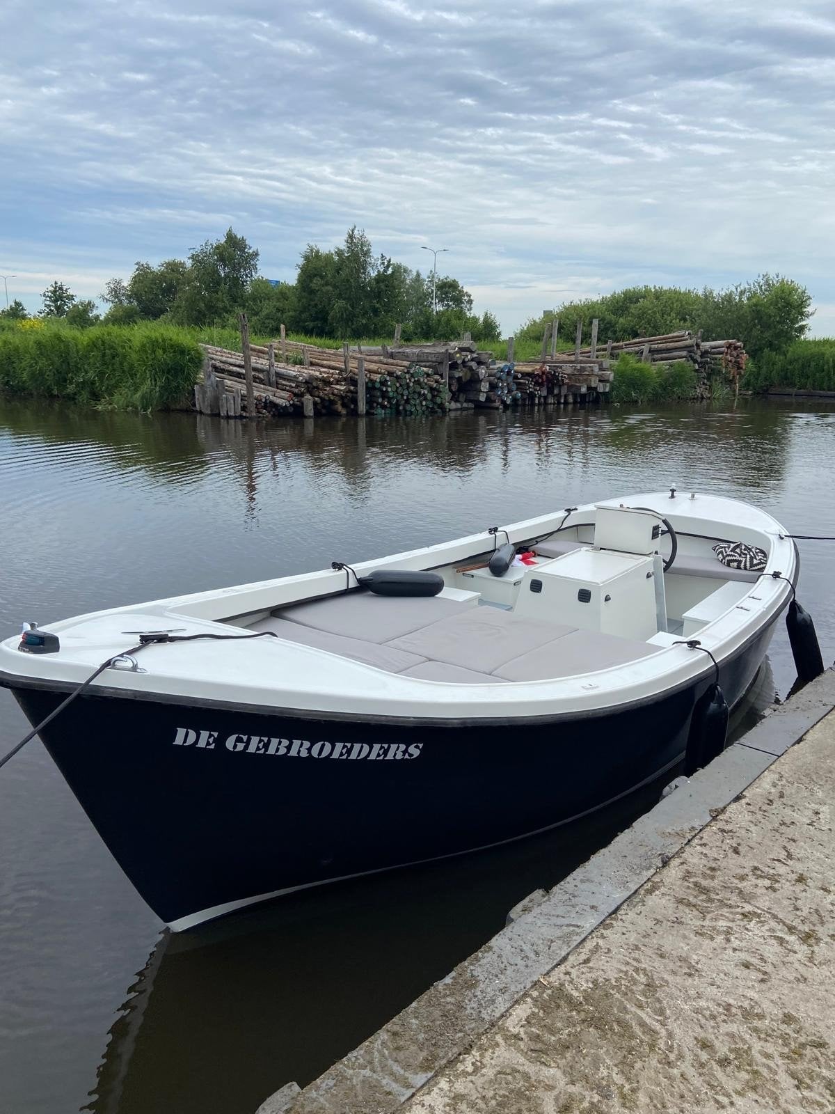 Sloep 'De Gebroeders' op stallings trailer, Ophalen, Polyester, Trailer