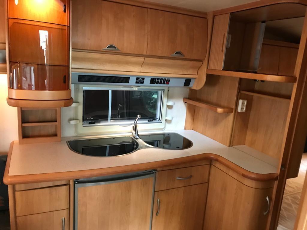 Te koop Hobby 495 UFE  de Caravan staat in Spanje, Caravans en Kamperen, Caravans, Rondzit, Hobby, Particulier, Koelkast