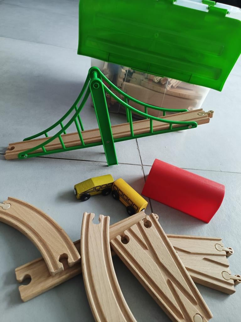 Grote partij houten treinrails met brug en treintjes, Gebruikt, Overige thema's, Lego, Ophalen of Verzenden