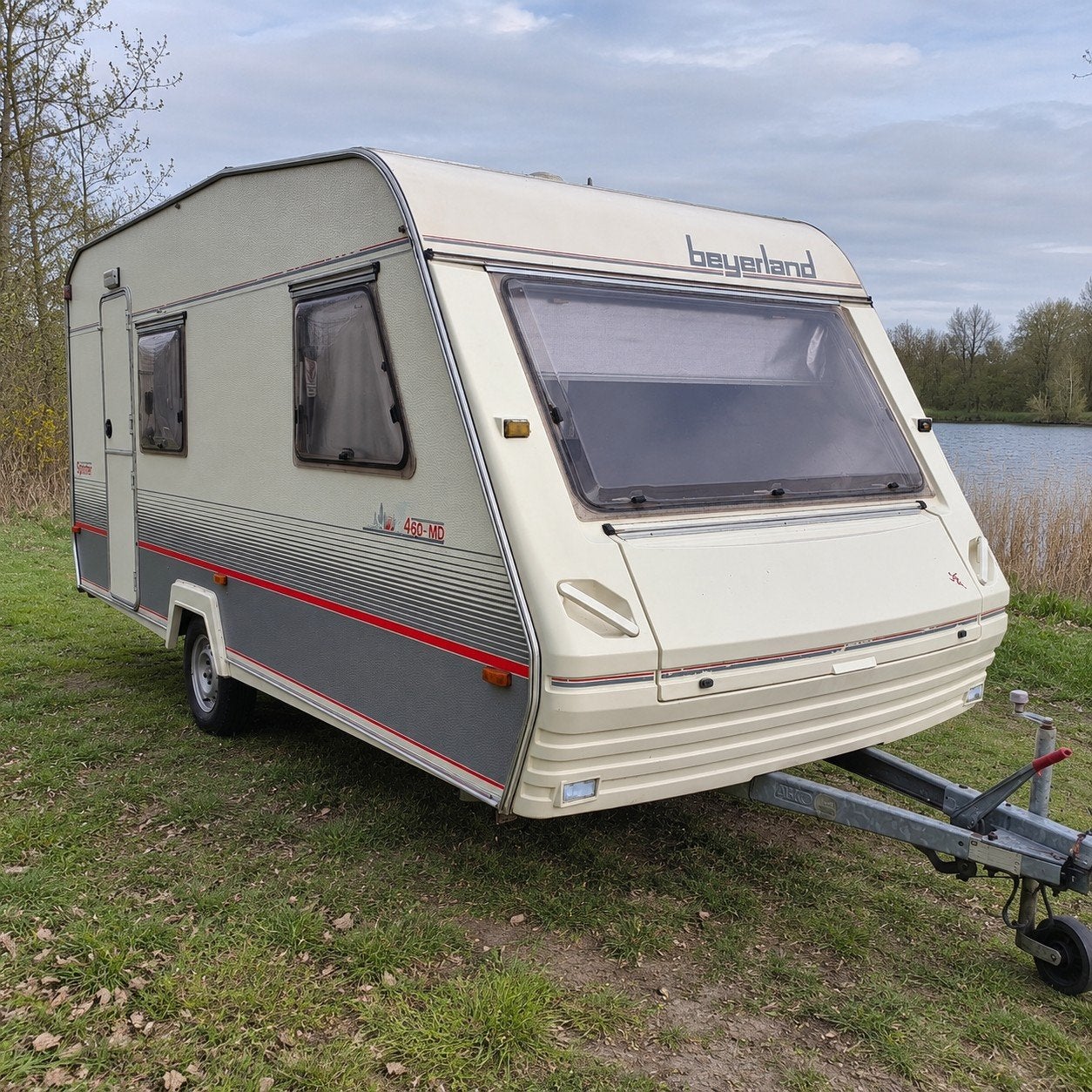 Beyerland Sprinter 460-MD – nette caravan met vast bed

Nett, Vast bed, Koelkast, Treinzit, 750 - 1000 kg