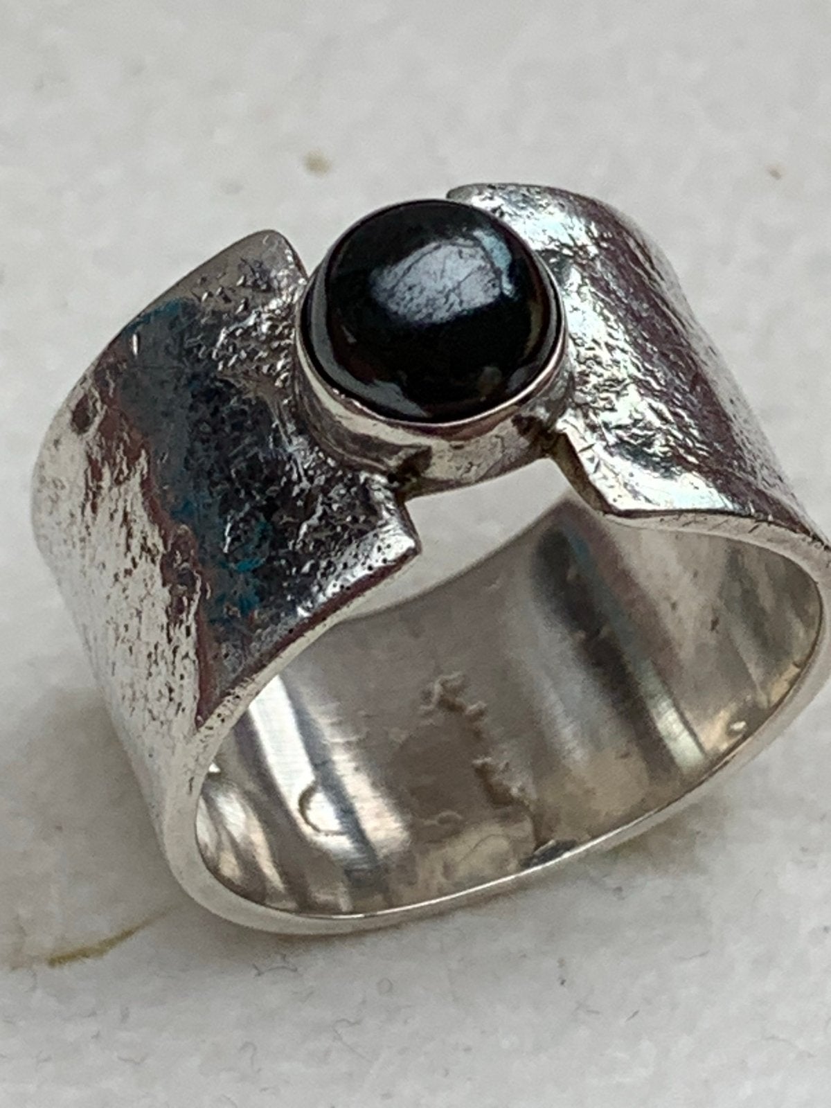 Zilveren ring met hematiet, handgemaakt, maat 18, Ophalen of Verzenden, Zo goed als nieuw, 17 tot 18, Dame of Heer