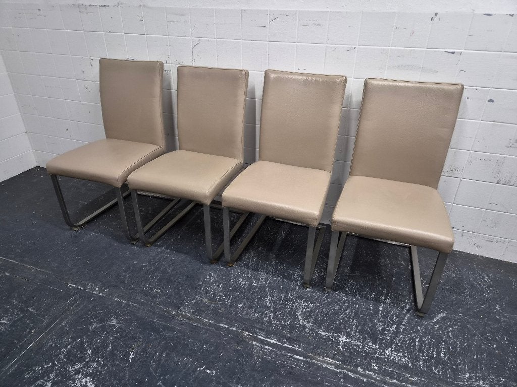 4 design eetkamerstoelen in beige leer met RVS sleevoet, Ophalen, Gebruikt, Overige kleuren, Onbekend