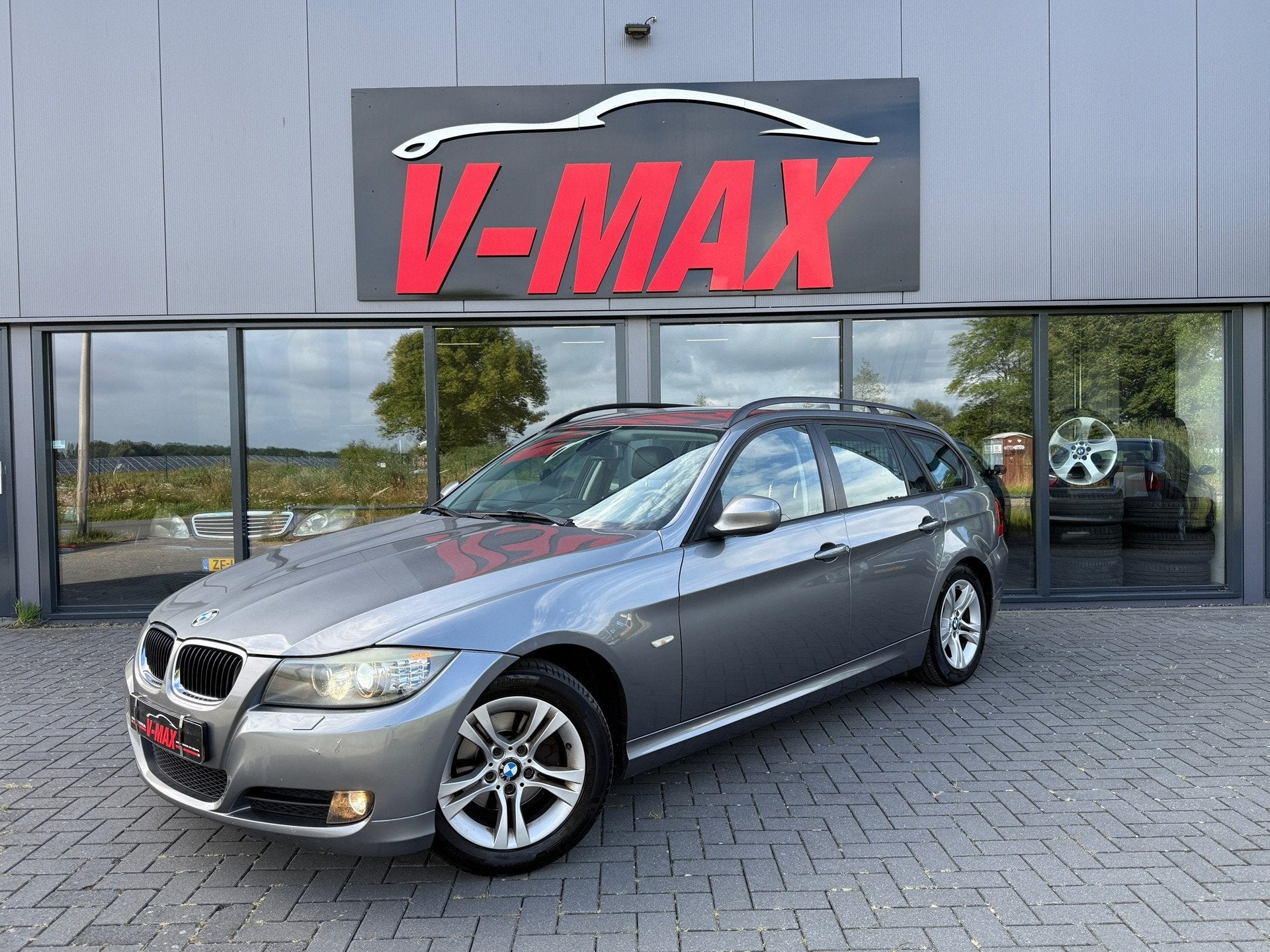 BMW 318i 2.0 LCI Business NAP Leder Xenon Navi PDC Trekhaak, Euro 5, Achterwielaandrijving, Zwart, Handgeschakeld