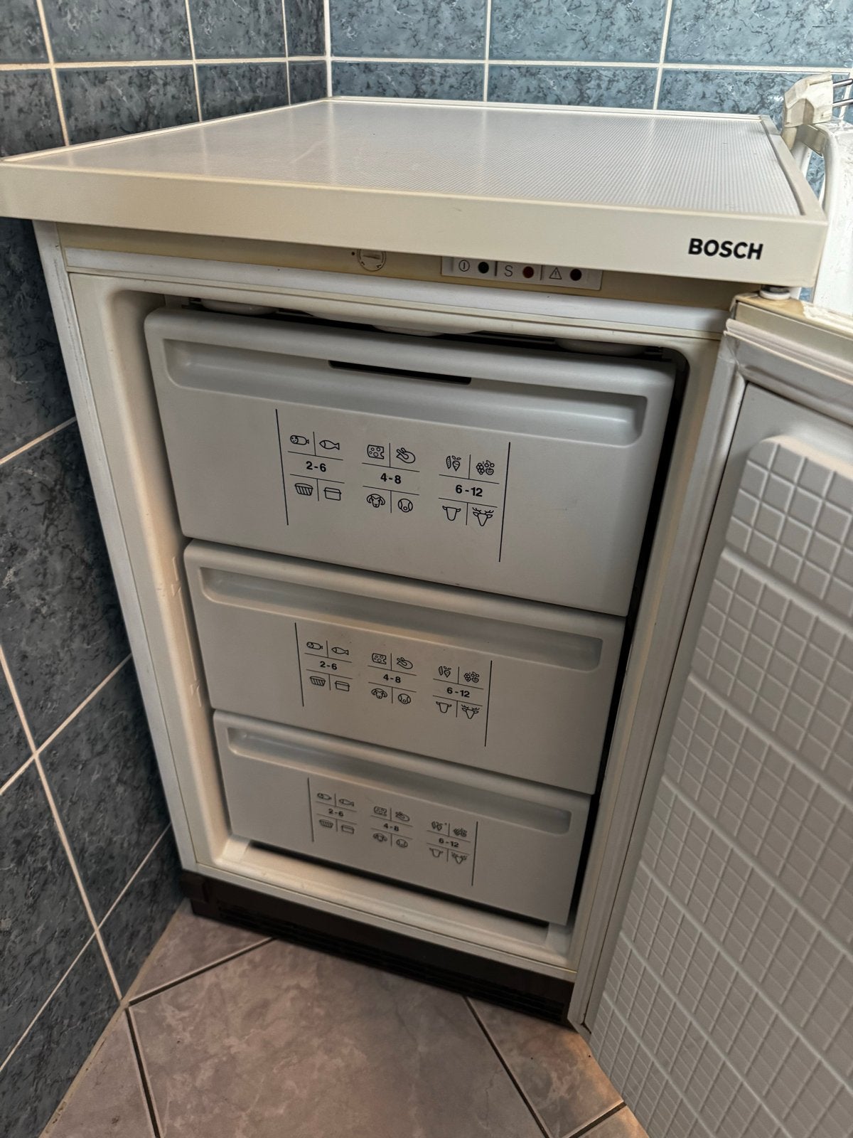 Bosch Vriezer met 3 lades - Compact en efficiënt, Gebruikt, 75 tot 100 liter, Met aparte vriezer, 45 tot 60 cm