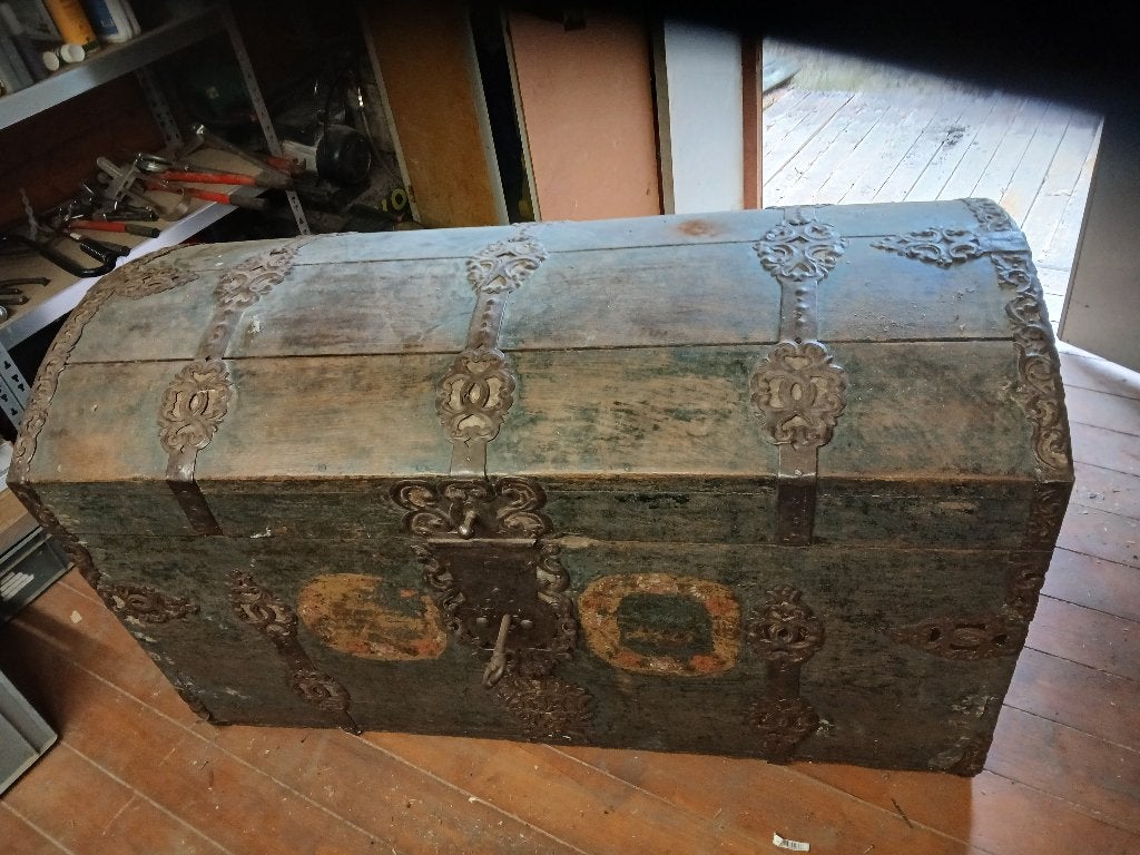 Antieke houten kist met metalen beslag, Huis en Inrichting, Overige houtsoorten, Gebruikt, 100 tot 150 cm, Ophalen of Verzenden