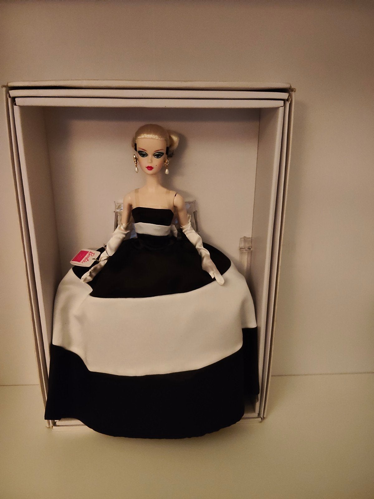 Zwart-witte Silkstone Barbie in elegante avondjurk, Ophalen of Verzenden, Zo goed als nieuw, Barbie