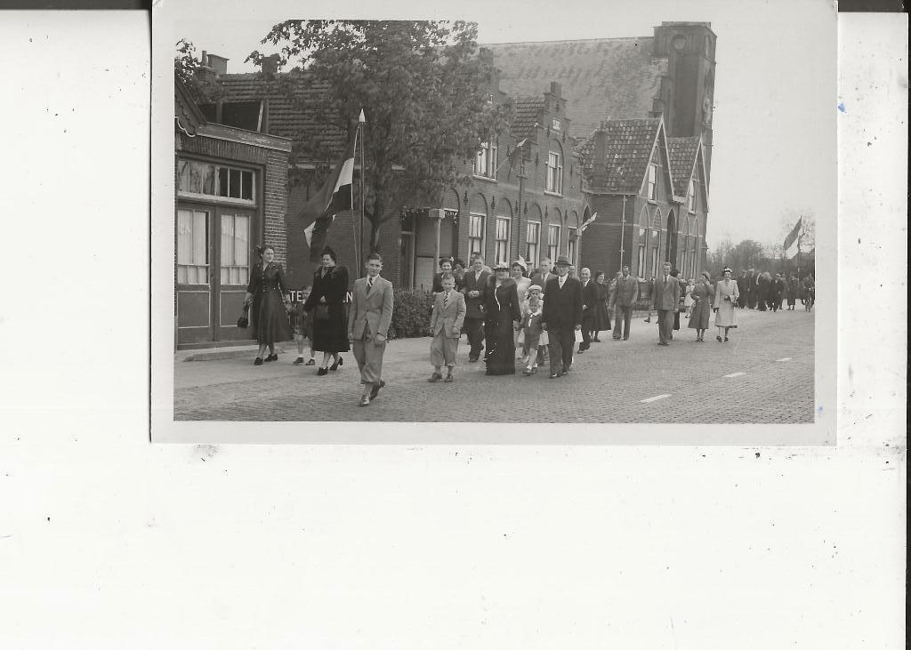 Dongen Verlaten van de Kerk Fotokaart, Ophalen of Verzenden, Ongelopen, Noord-Brabant