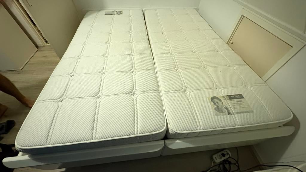 !GRATIS! 2 eenpersoons bedden 90x180 verstelbaar + matrassen, Huis en Inrichting, Ophalen, Verstelbaar, 90 cm, Eenpersoons