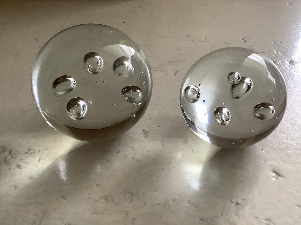 2x heldere met luchtbellen presse papier glasbol glas bol, Ophalen of Verzenden