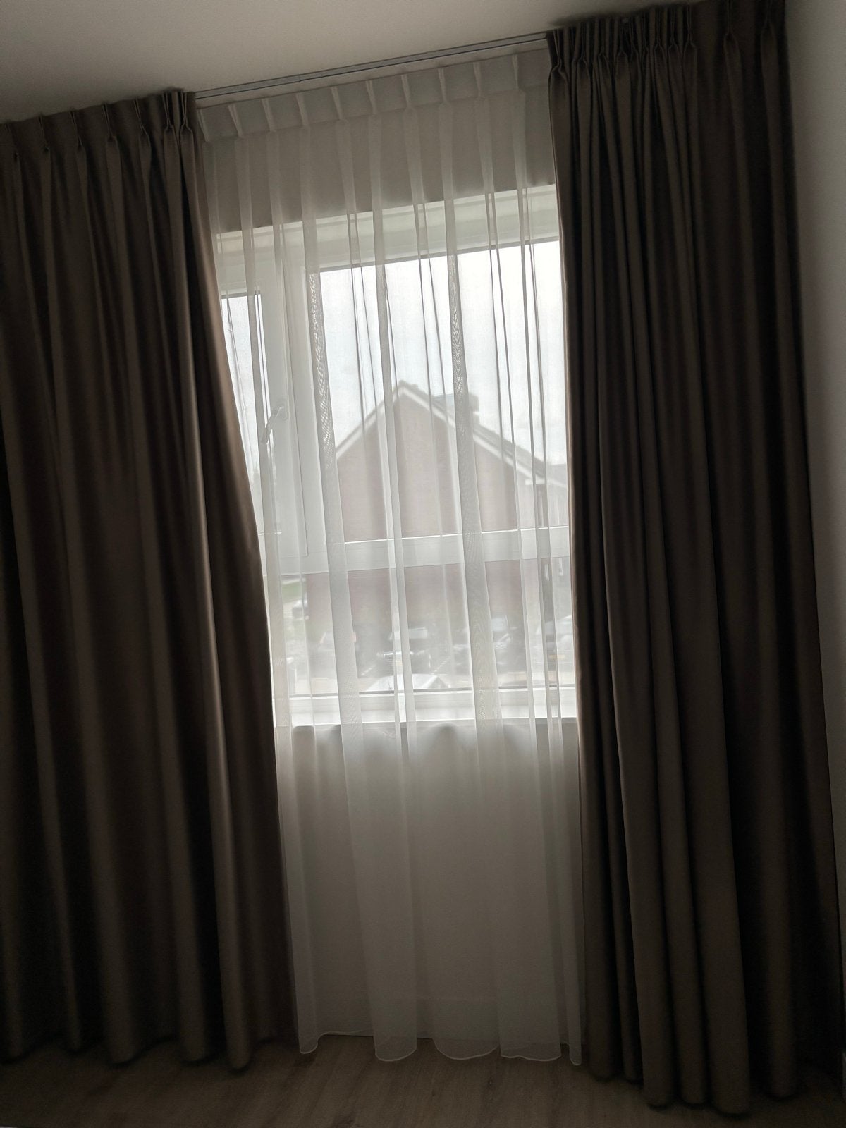 Bruine verduisterende gordijnen, Huis en Inrichting, Plooiafwerking, Gebruikt, Bruin, Ophalen of Verzenden