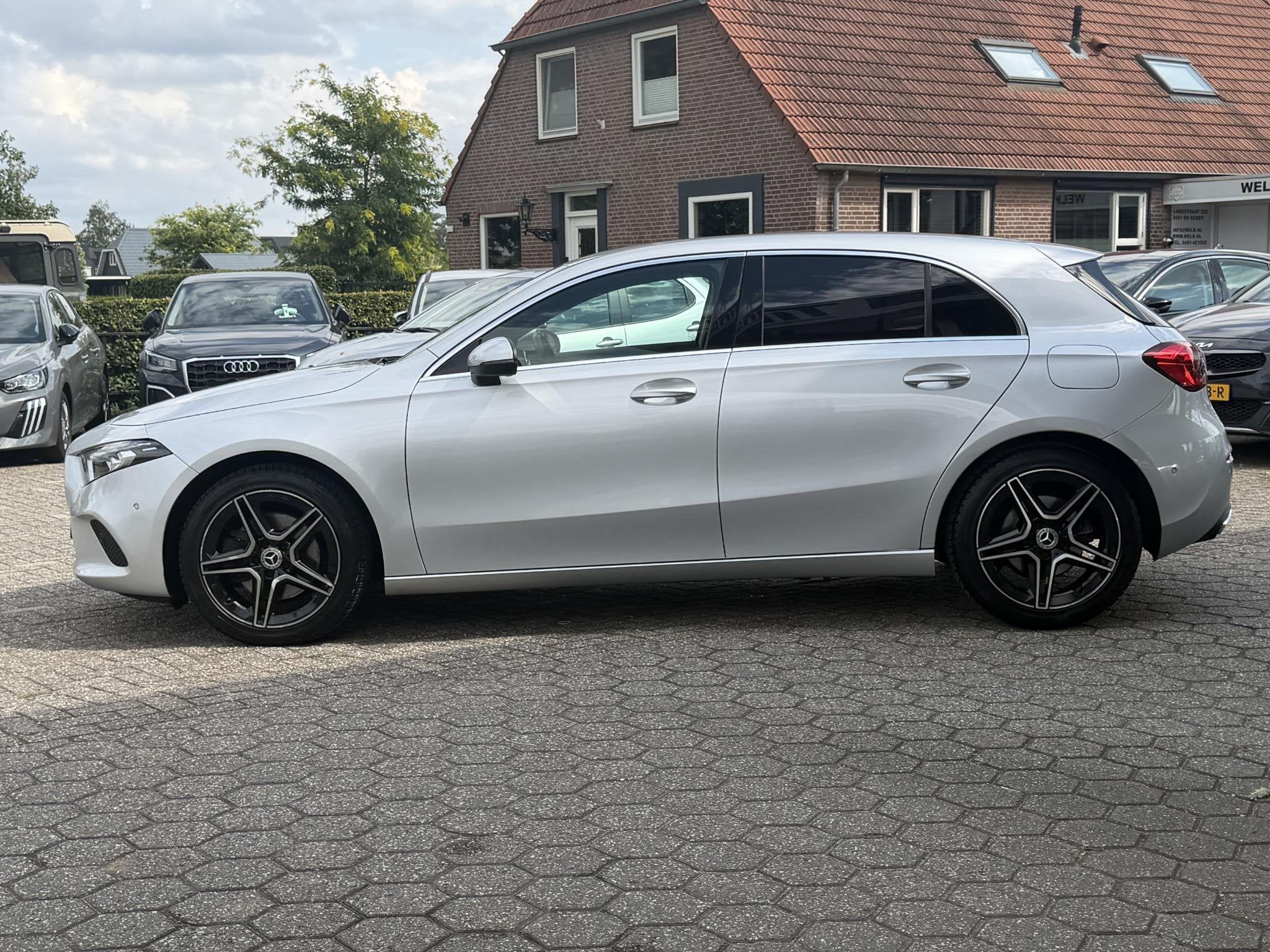 Mercedes-Benz A-klasse 220 Premium Plus AMG-line | RODE GORD, Auto's, 12 maanden, Gebruikt, Leder, Bedrijf