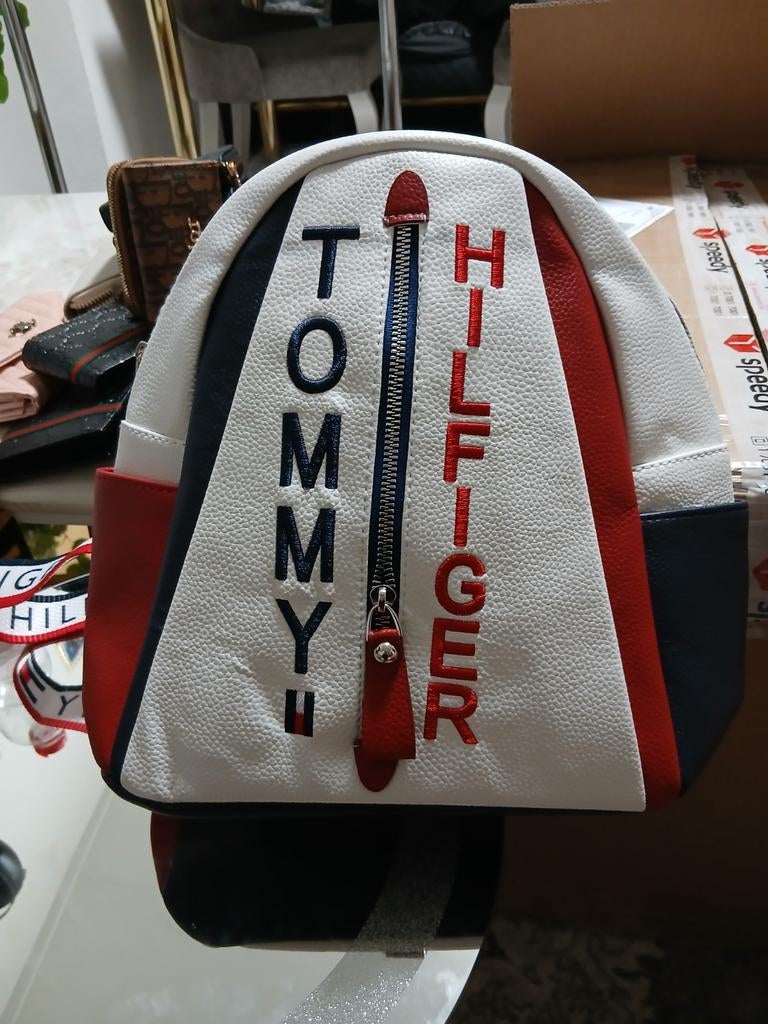 Tommy Hilfiger rugzak - Stijlvol en Compact., Overige merken, Gebruikt, Ophalen of Verzenden, Minder dan 25 cm