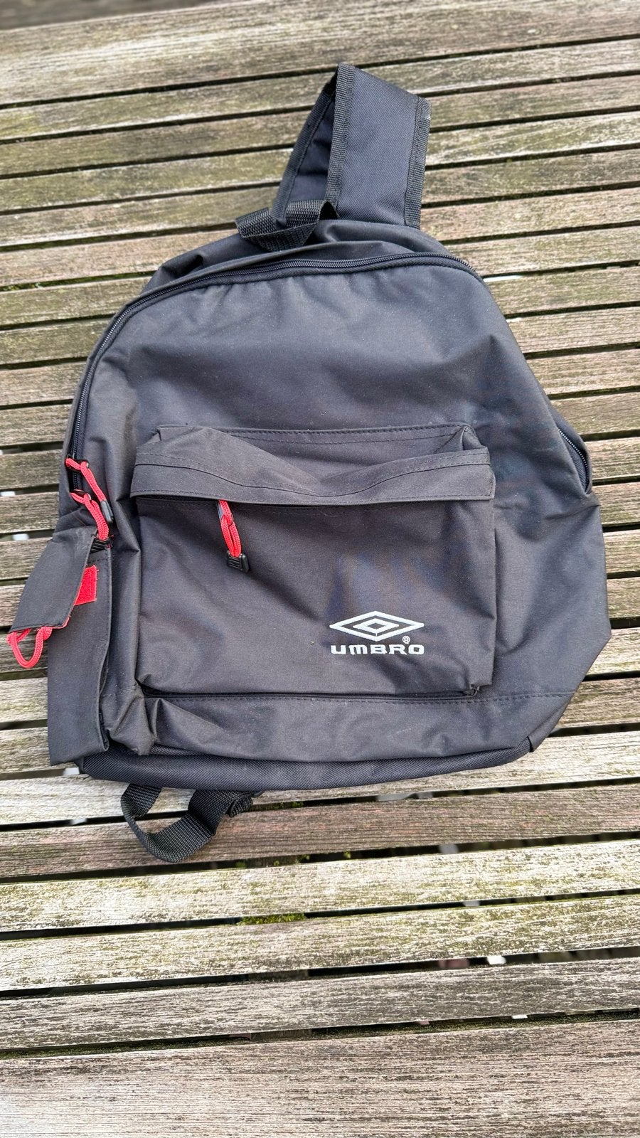 Umbro Rugzak - Zwart met Rode Details, Gebruikt, 25 tot 40 cm, Ophalen, Overige merken