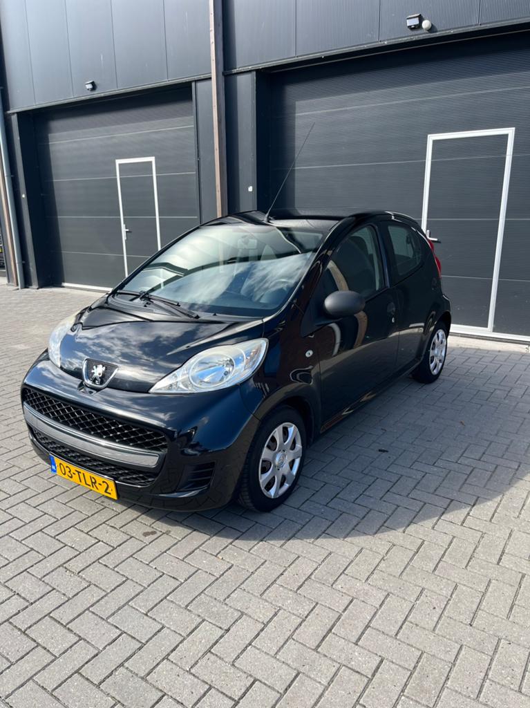 Peugeot 107 1.0 12V 5DR 2012 Zwart, Auto's, Voorwielaandrijving, 4 stoelen, Origineel Nederlands, Bedrijf