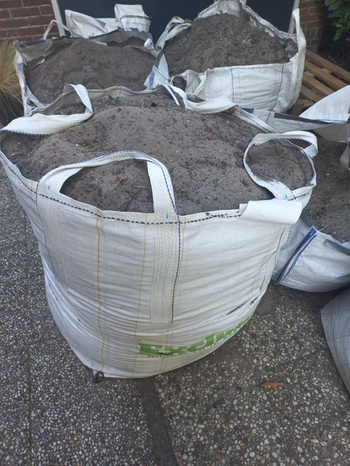 Gratis afhalen gezeefde zwarte tuinaarde 4m3, Ophalen, Overige typen