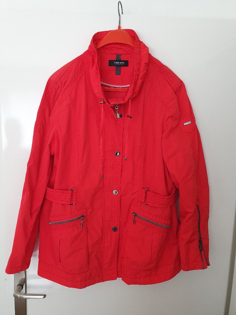 Waterafstotende rode jas met leuke details, Verzenden, Maat 42/44 (L), Zo goed als nieuw, Taifun