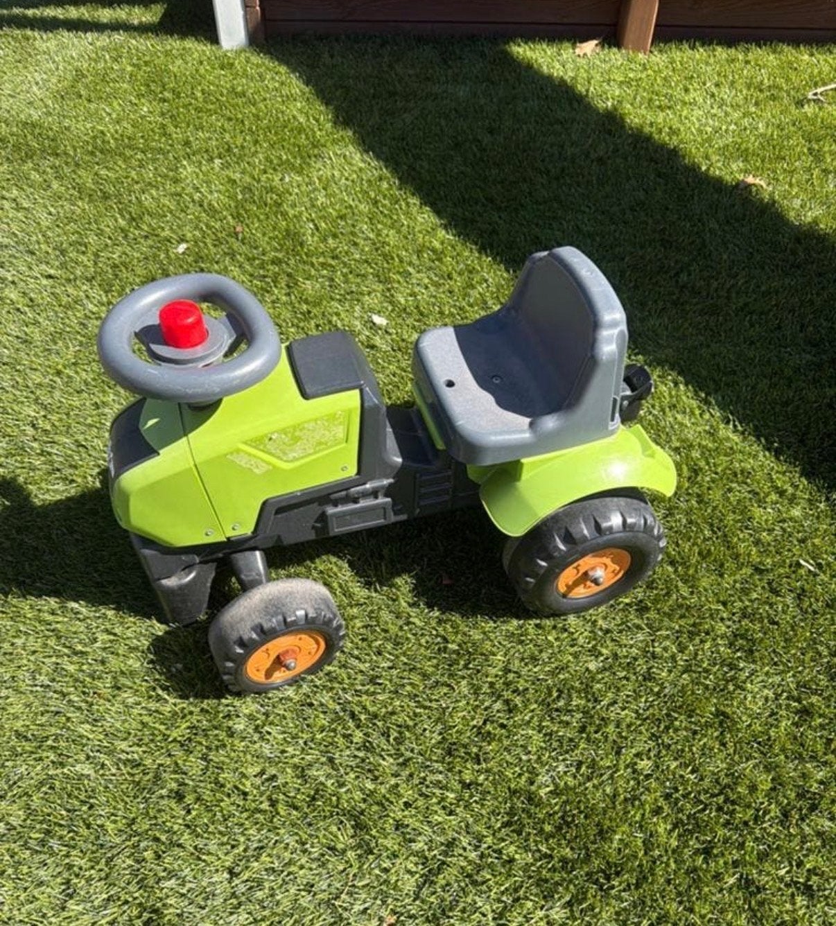 Groene kinder tractor met stuur en zitje, Ophalen of Verzenden, Gebruikt, Trapvoertuig