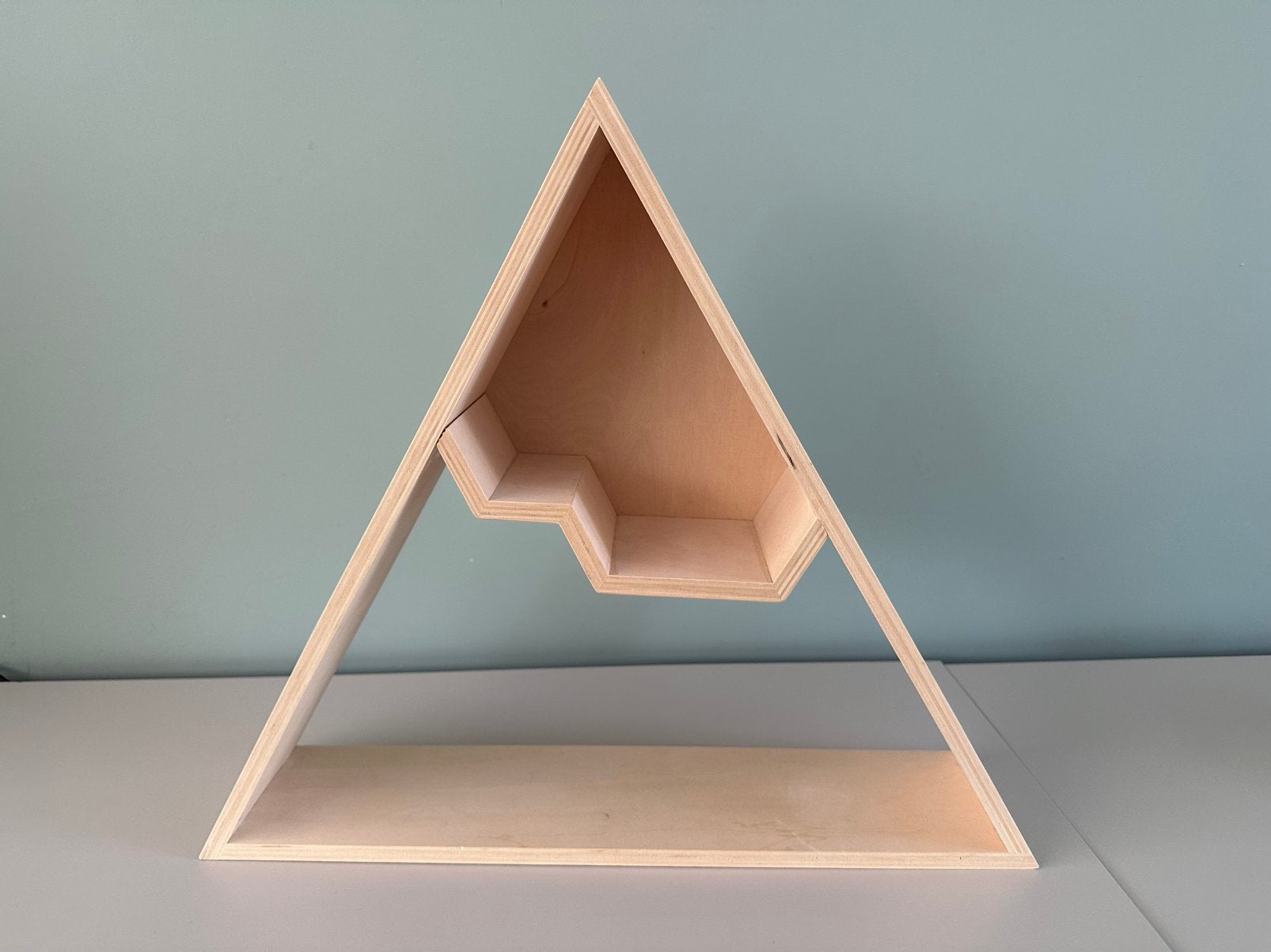 Driehoekig houten kastje voor kinderkamer, Ophalen of Verzenden, Zo goed als nieuw, Overige typen