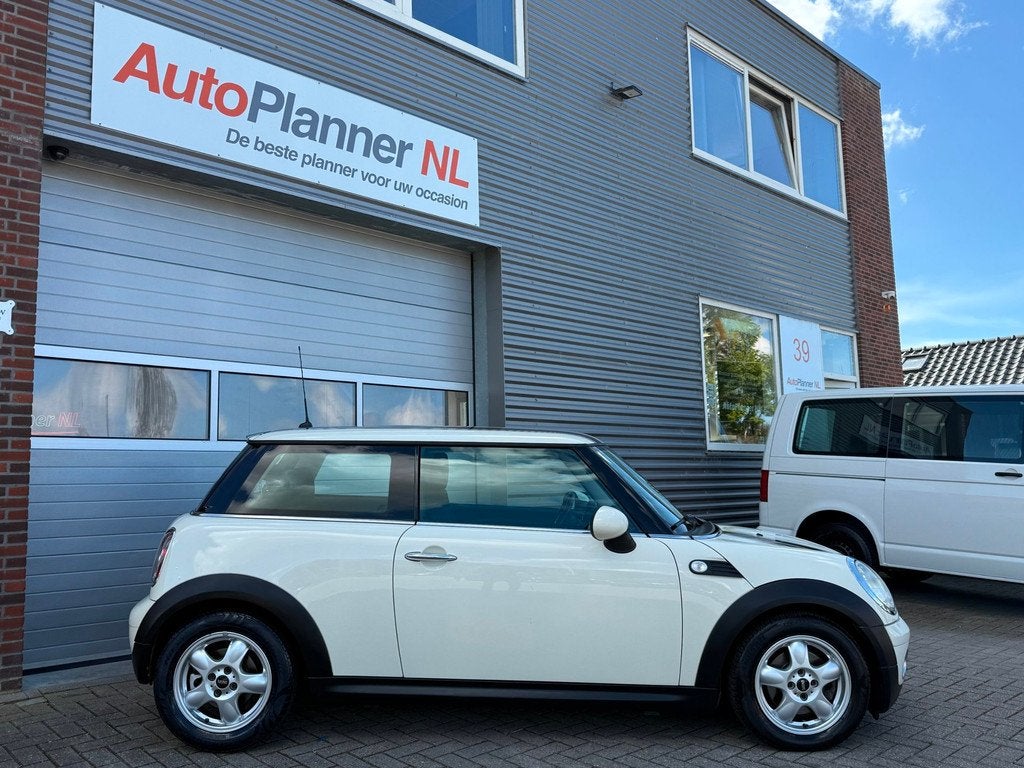 Mini Cooper 1.4 One! Airco! Carplay! Nieuwe APK!, Auto's, Voorwielaandrijving, Stof, Zwart, 4 cilinders