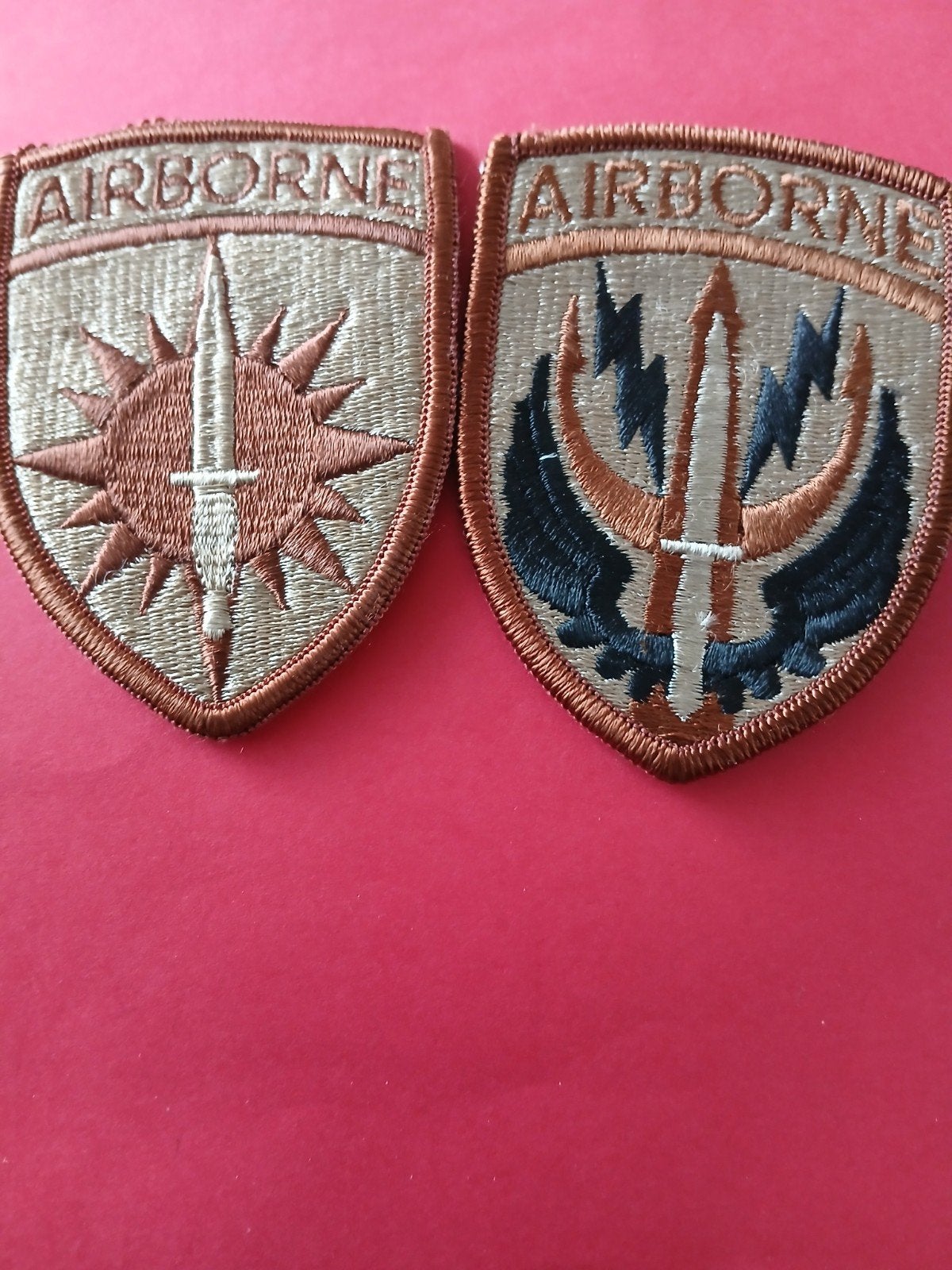 Twee Airborne militaire emblemen / badges, Verzenden, Landmacht, Overige gebieden, Embleem of Badge