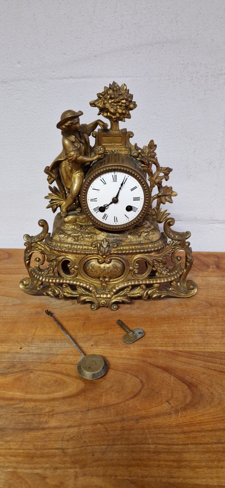 Antieke Franse pendule met figuur en ornamenten, Antiek en Kunst, Ophalen of Verzenden