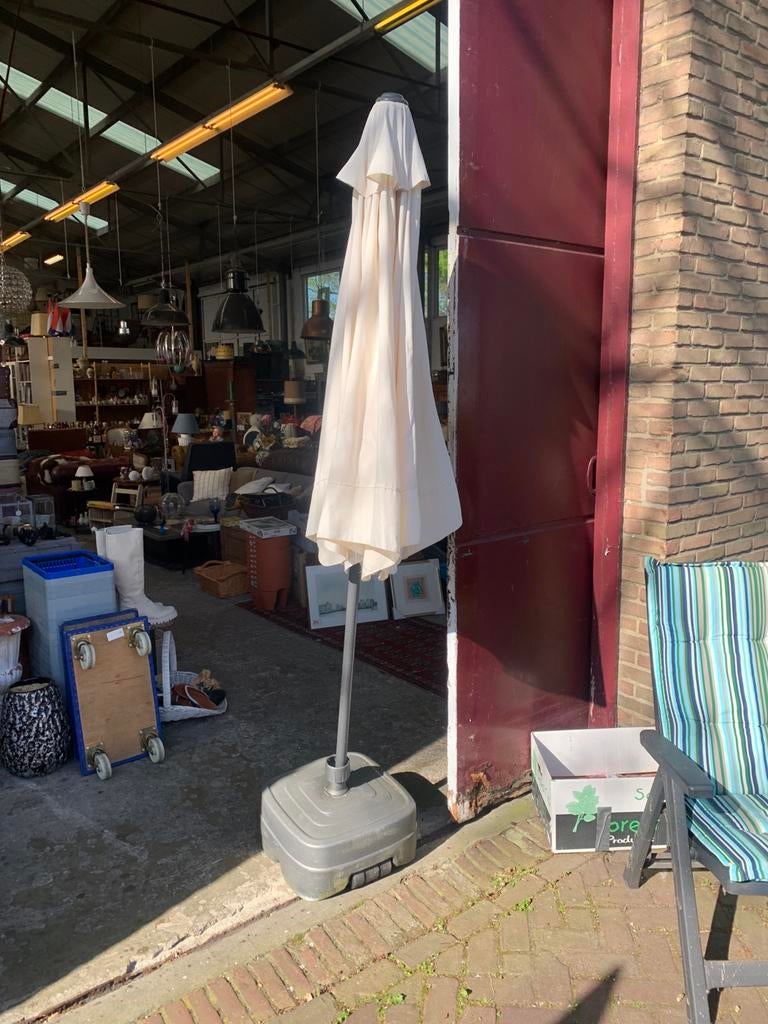 Parasol diverse grote parasols o.a. zweef parasol goede staa, Ophalen of Verzenden, Zo goed als nieuw, Minder dan 1 meter, Parasolvoet