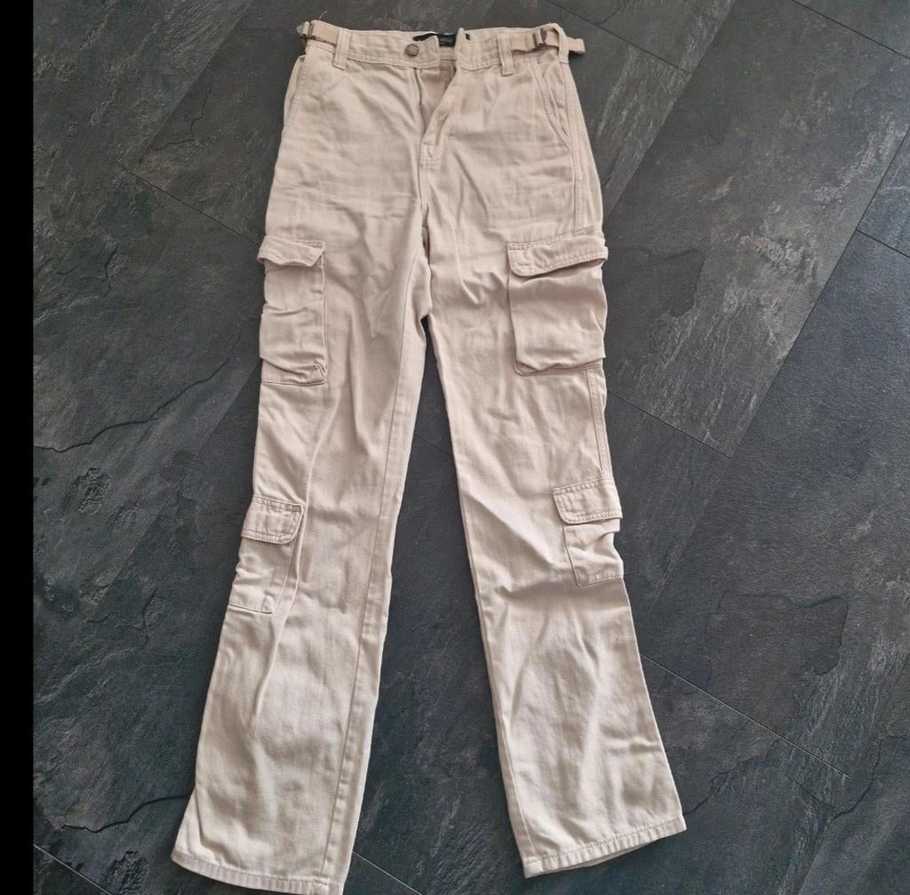 Stradivarius cargo broek in nieuwstaat, Kleding | Dames, Beige, Ophalen of Verzenden, Zo goed als nieuw, Maat 34 (XS) of kleiner