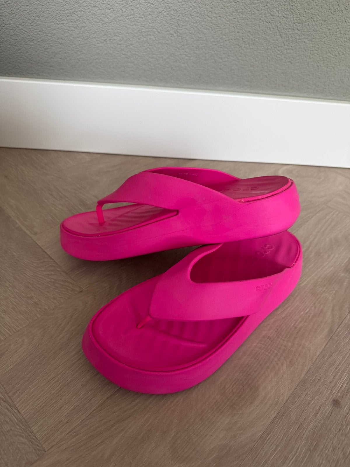 Roze Crocs Getaway Platform Flips, Ophalen of Verzenden, Zo goed als nieuw, Roze, Sneakers of Gympen