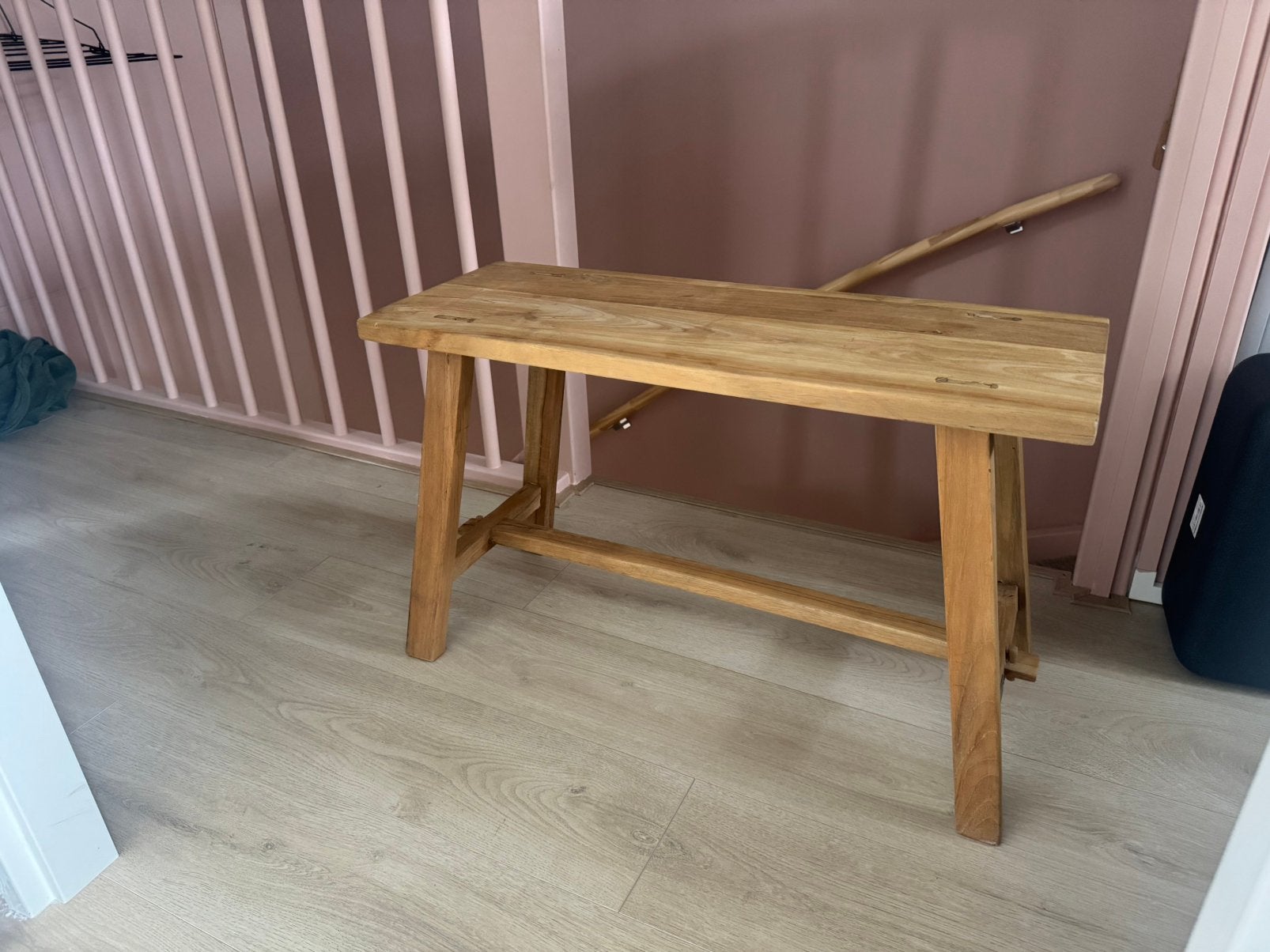 Teak houten bankje Tall Men Standing, Huis en Inrichting, Krukjes, Ophalen, Zo goed als nieuw, Hout