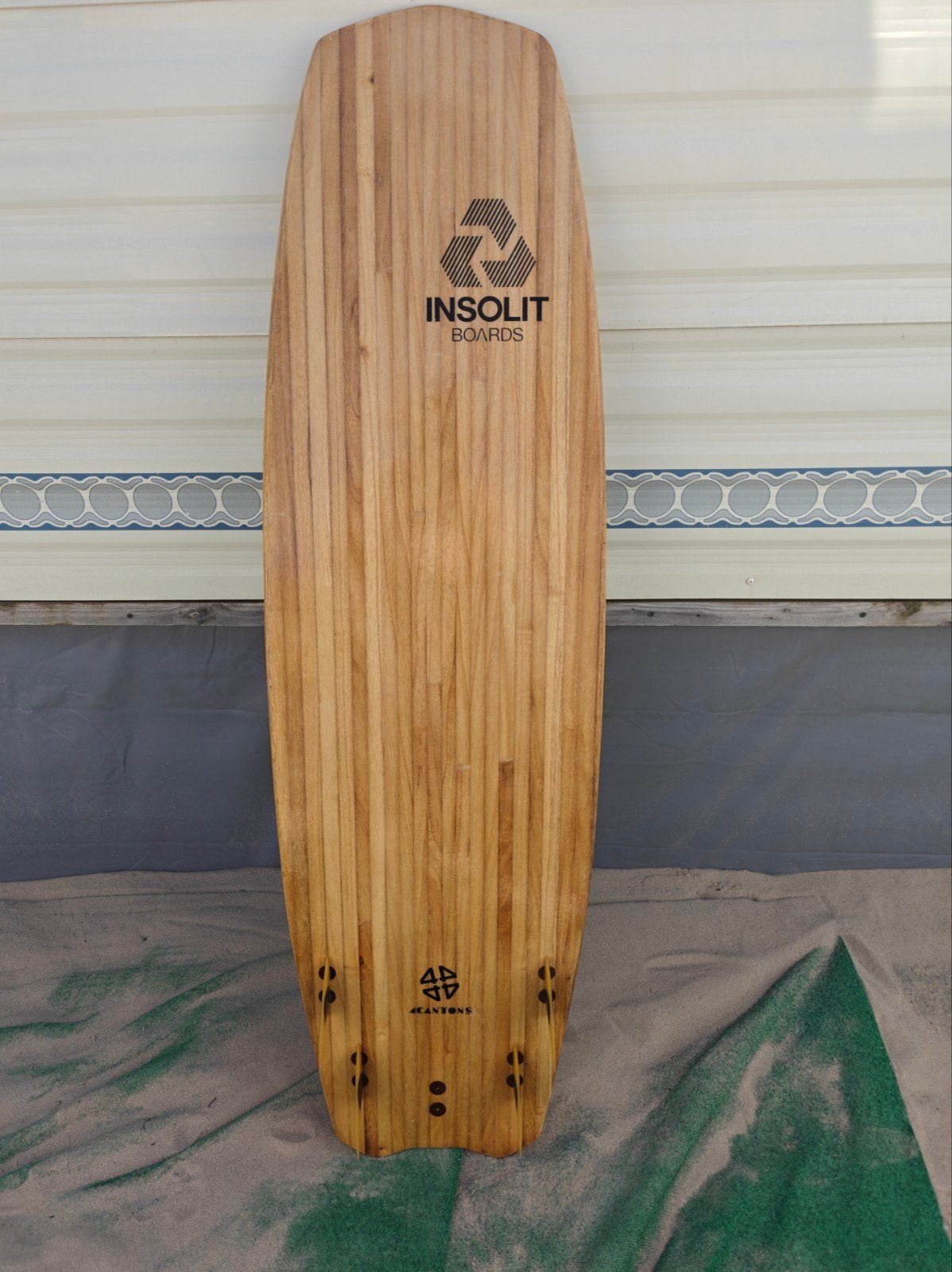 Insolit Boards 4Cantons Strapless Directional Kitesurfboard, Watersport en Boten, Ophalen, Nieuw, Shortboard, Met vinnen