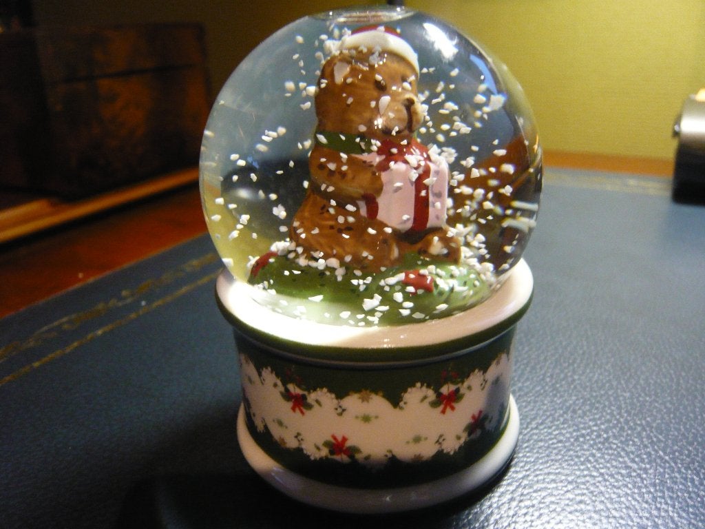 Villeroy & Boch Christmas Toys snowglobe sneeuwbol beer 9cm, Diversen, Kerst, Ophalen of Verzenden, Nieuw
