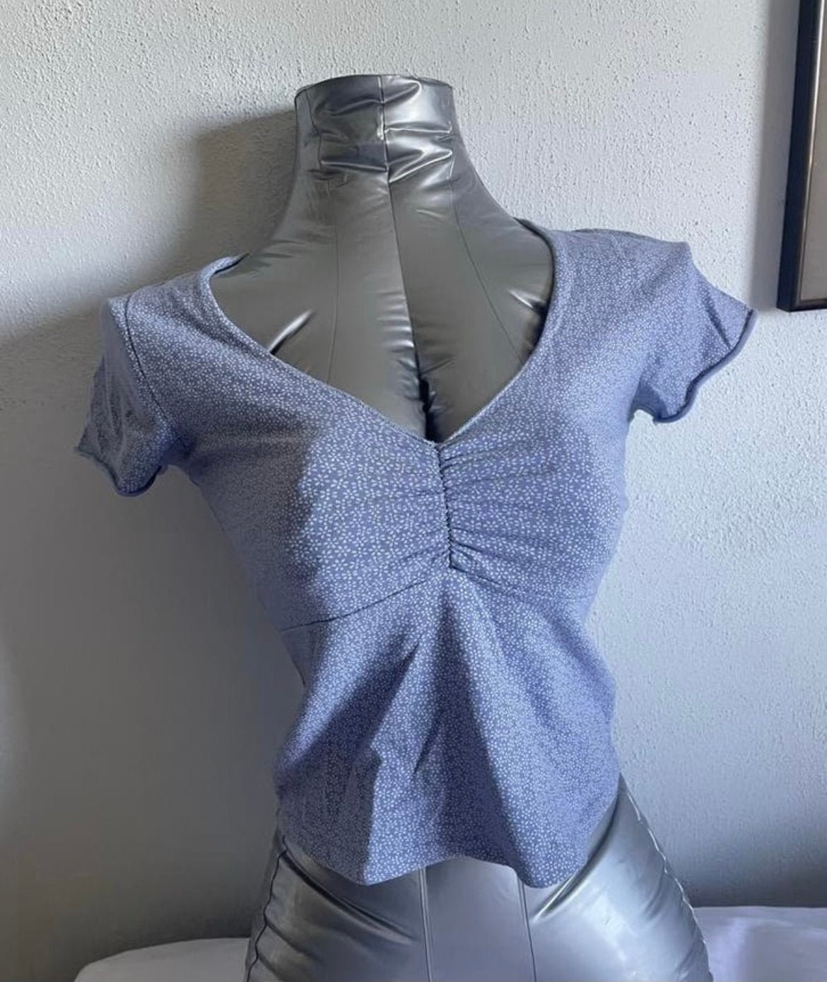 Brandy Melville lichtblauwe top met bloemetjespatroon, Korte mouw, Maat 34 (XS) of kleiner, Gedragen, Verzenden