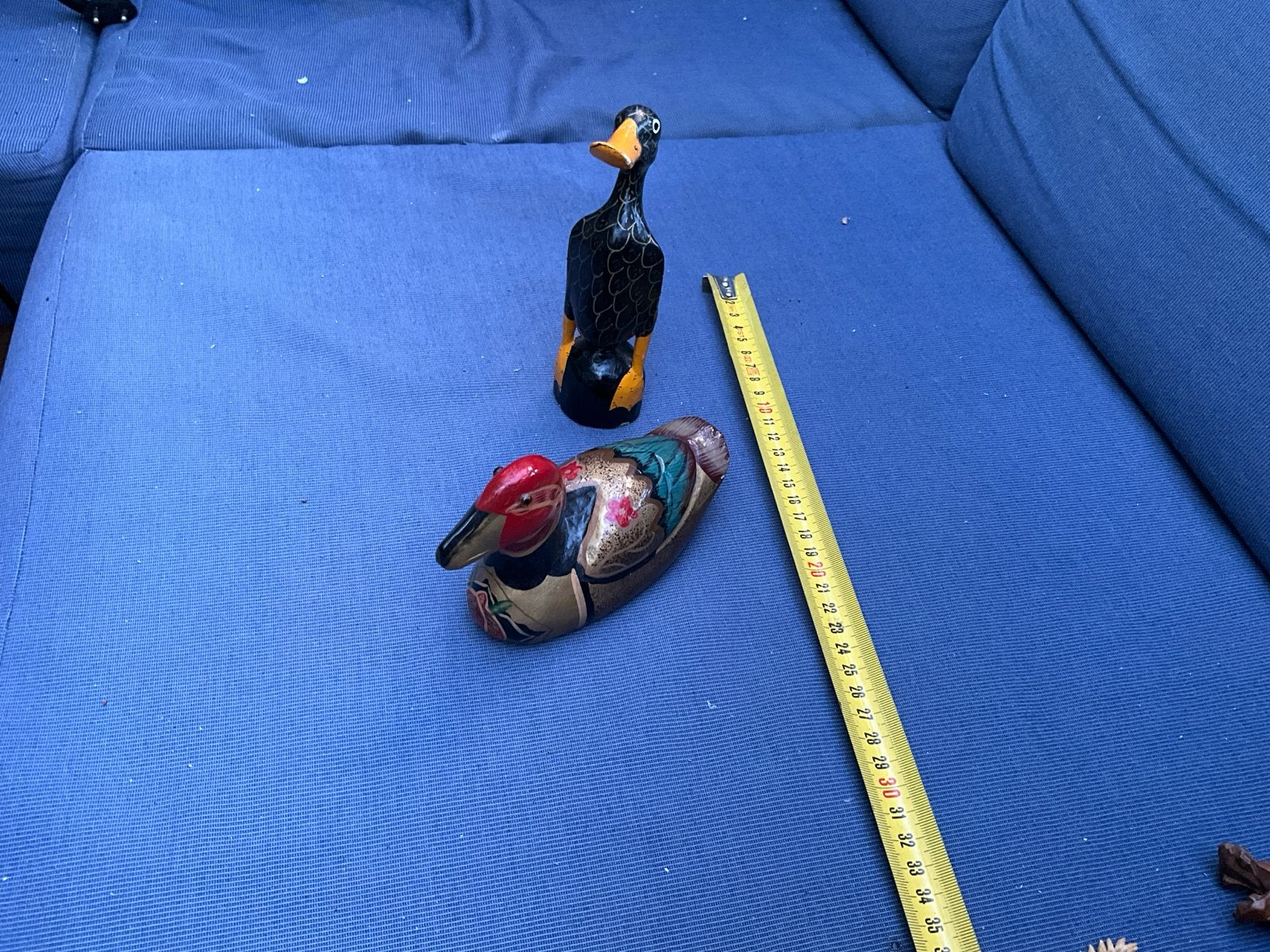 Twee handgesneden houten eenden beeldjes, Hout, Gebruikt, Meerkleurig, Ophalen of Verzenden