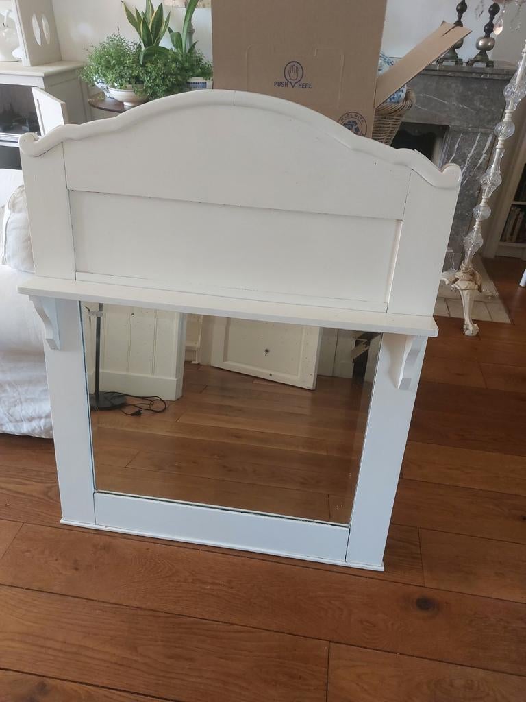 Brocante spiegel met sierlijke kuif en handig planchet, Antiek en Kunst, Antiek | Spiegels, 50 tot 100 cm, 100 tot 150 cm, Rechthoekig