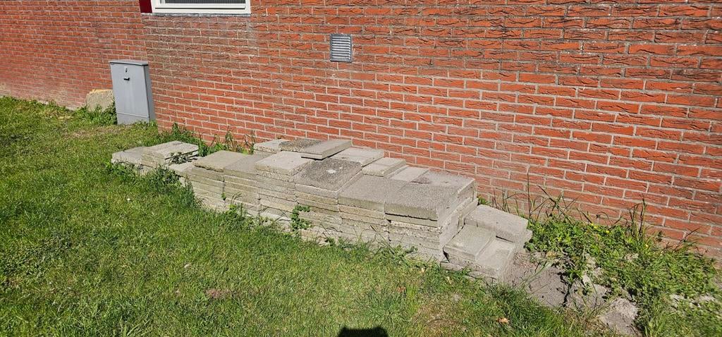 Gratis af te halen: 20x20 straattegels (ook gehalveerd), Ophalen, Gebruikt, Minder dan 5 m², Beton