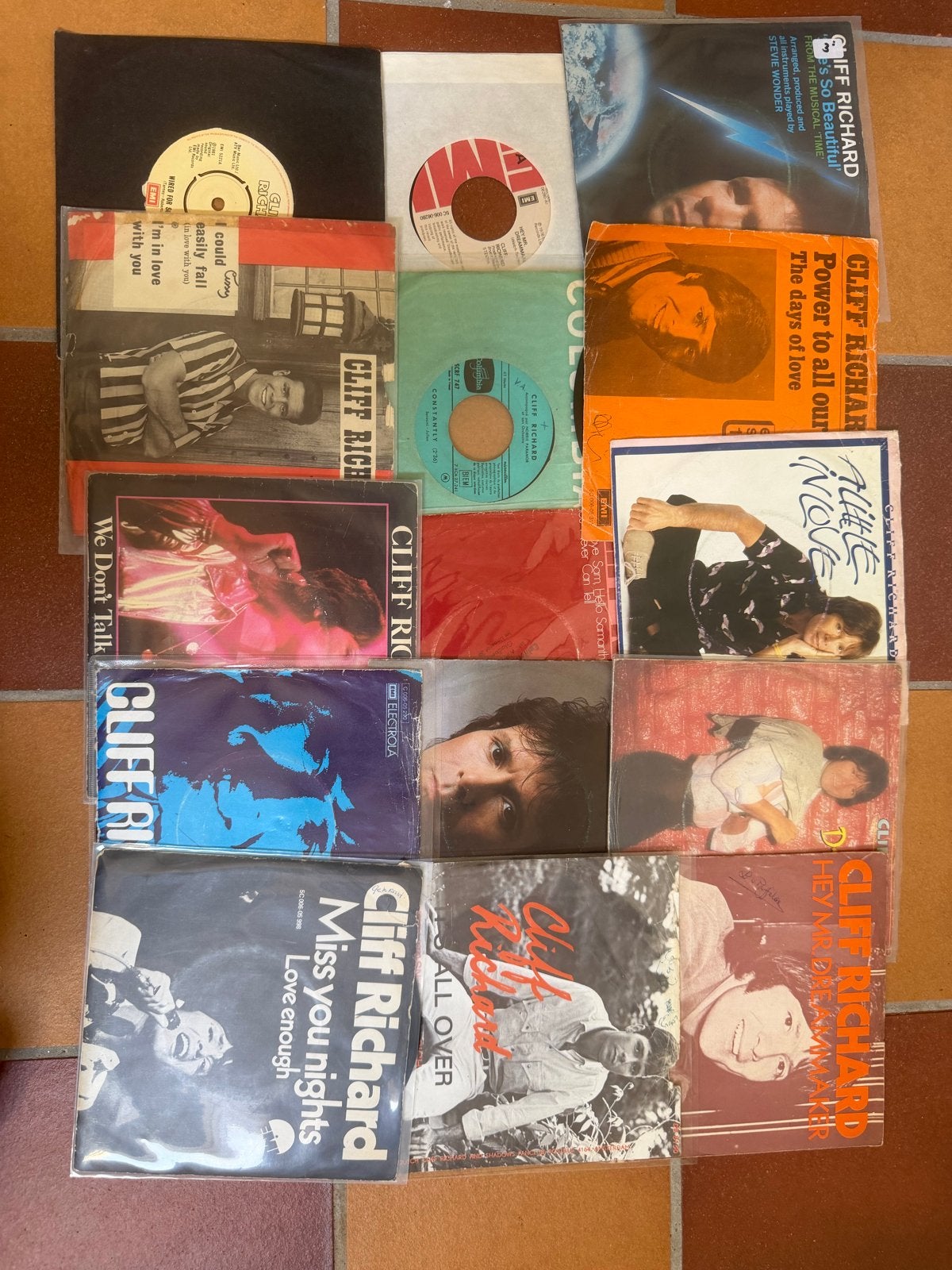 Set van 15 Cliff Richard singles - Pop muziek collectie, Gebruikt, 7 inch, Ophalen of Verzenden, Pop