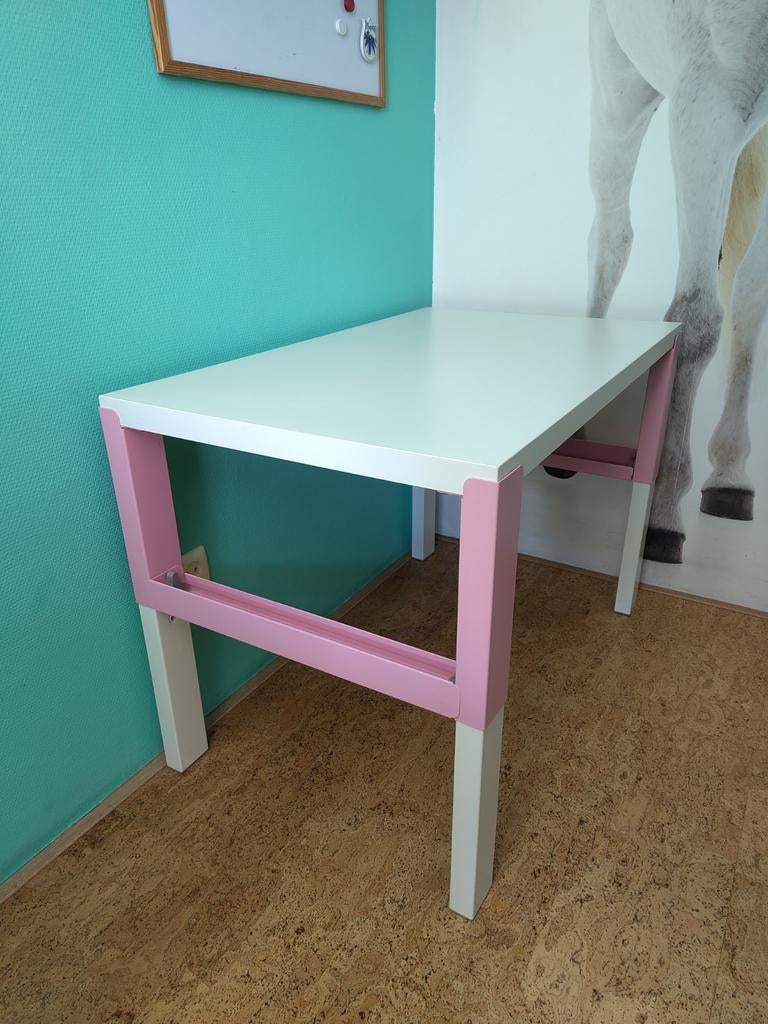 Bureau Pahl van IKEA ca 96cm bij 58 cm roze, Ophalen, Zo goed als nieuw, Tafel(s)