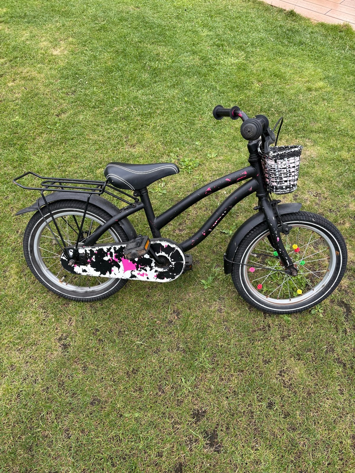 Kinderfiets met mandje en bagagedrager, Terugtraprem, Zijwieltjes, Ophalen of Verzenden, 16 tot 20 inch