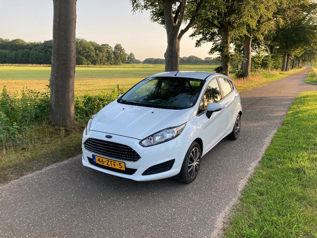Ford Fiësta 1.0 Champion 48KW/65PK 5D 2013 Wit, Auto's, Ford, Euro 5, Stof, 40 €/maand, Zwart