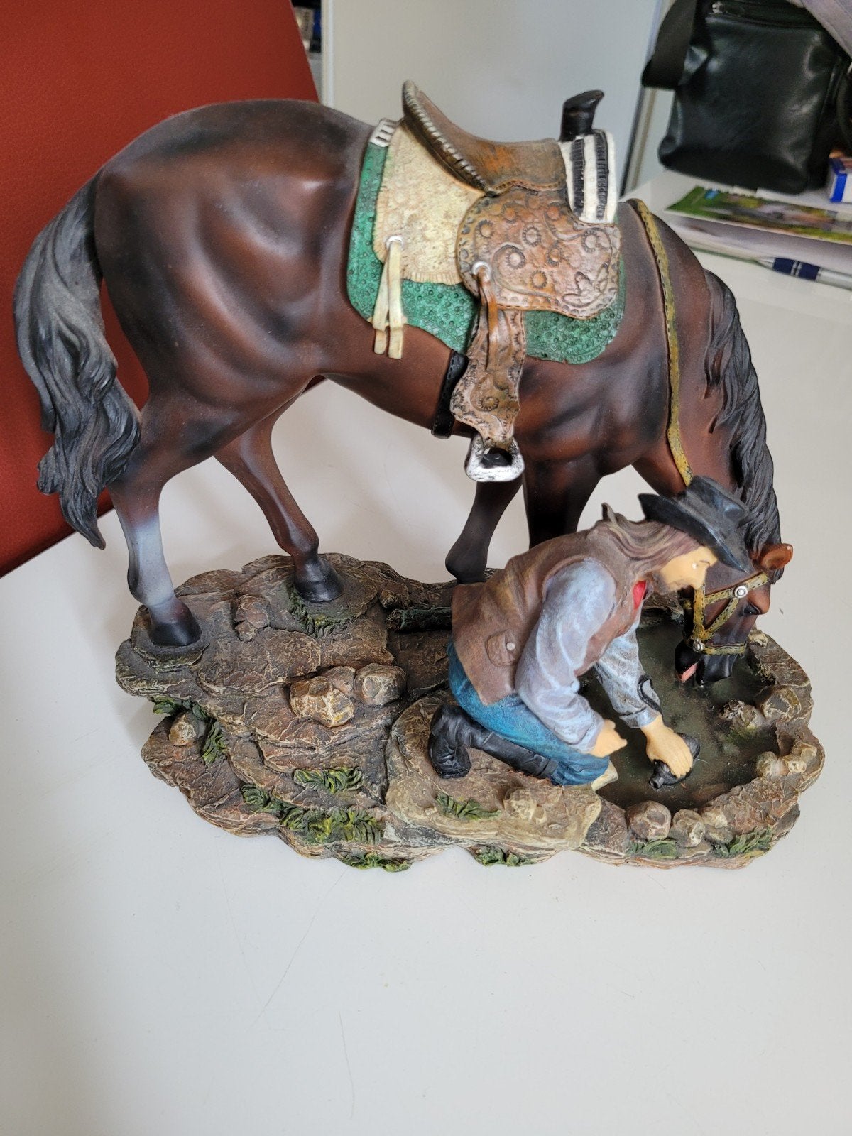 Decoratief beeld: Cowboy met paard bij waterbron, Ophalen