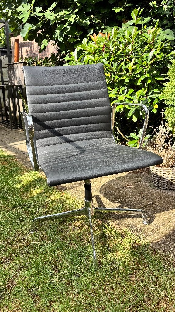 2x Eames Aluminium Group stijl design stoel – zwart/chroom, Ophalen, Gebruikt, Twee, Zwart