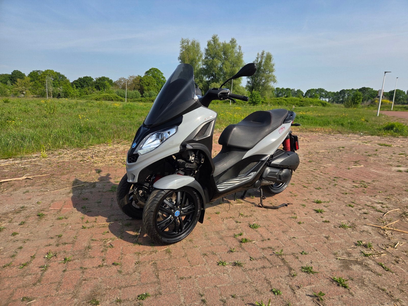 Piaggio MP3 300 cc Hpe B rijbewijs 2022 Nardo grey Led, Motoren, Motoren | Piaggio, Scooter, 300 cc, Particulier, Automaat