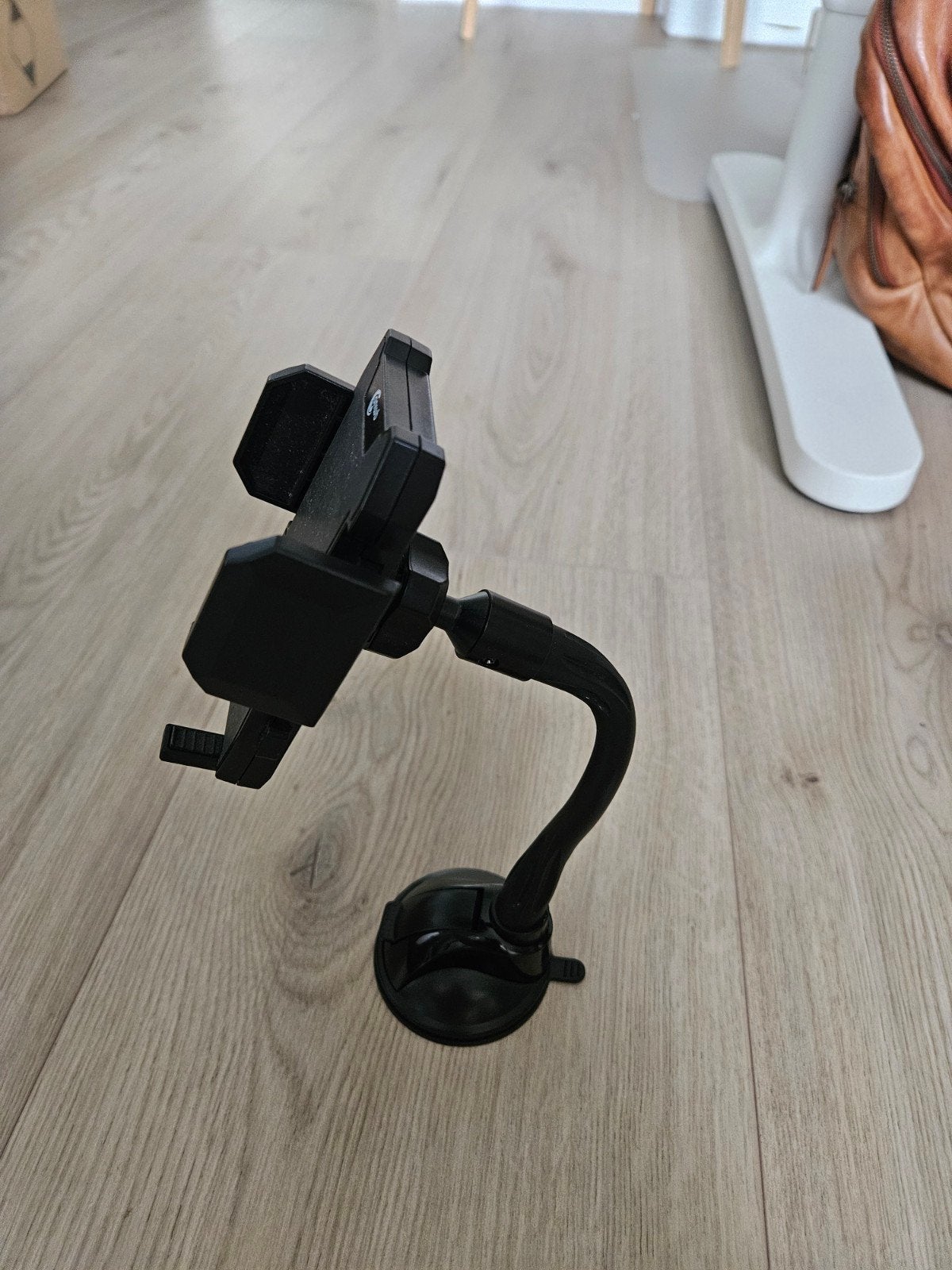 Anwb telefoonhouder met zuignappen, Ophalen