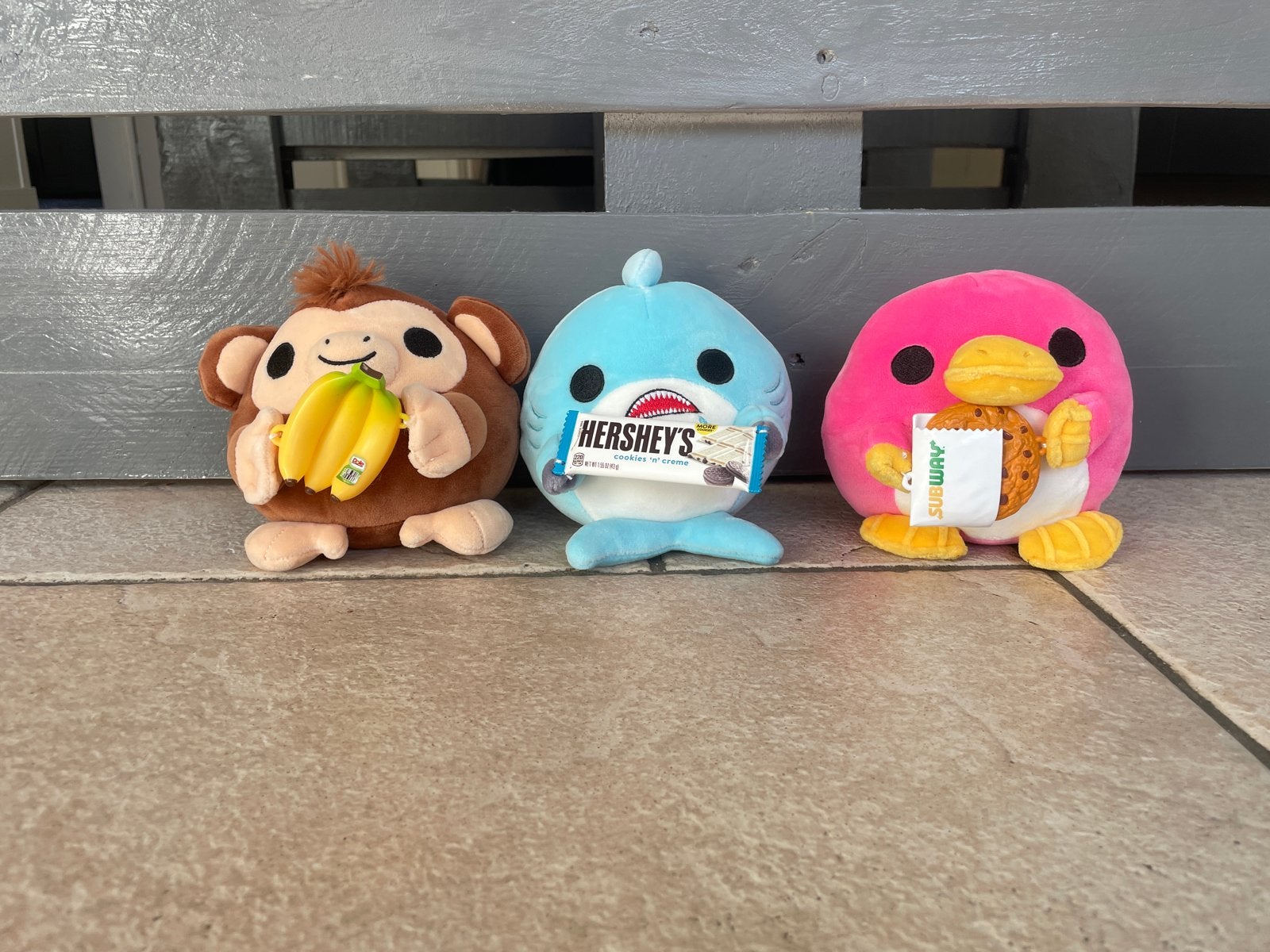 Leuke knuffels: aap, haai en pinguïn, Overige merken, Ophalen of Verzenden, Zo goed als nieuw, Klein (minder dan 20 cm)