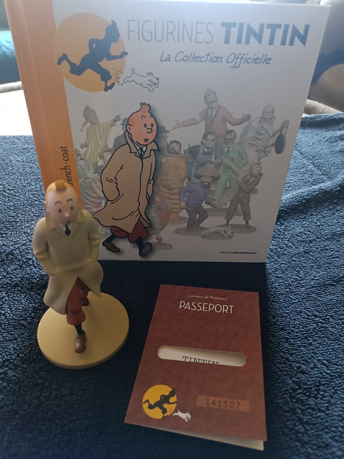 Kuifje in trenchcoat figuur 126mm met boekje en paspoort, Verzamelen, Ophalen of Verzenden, Zo goed als nieuw