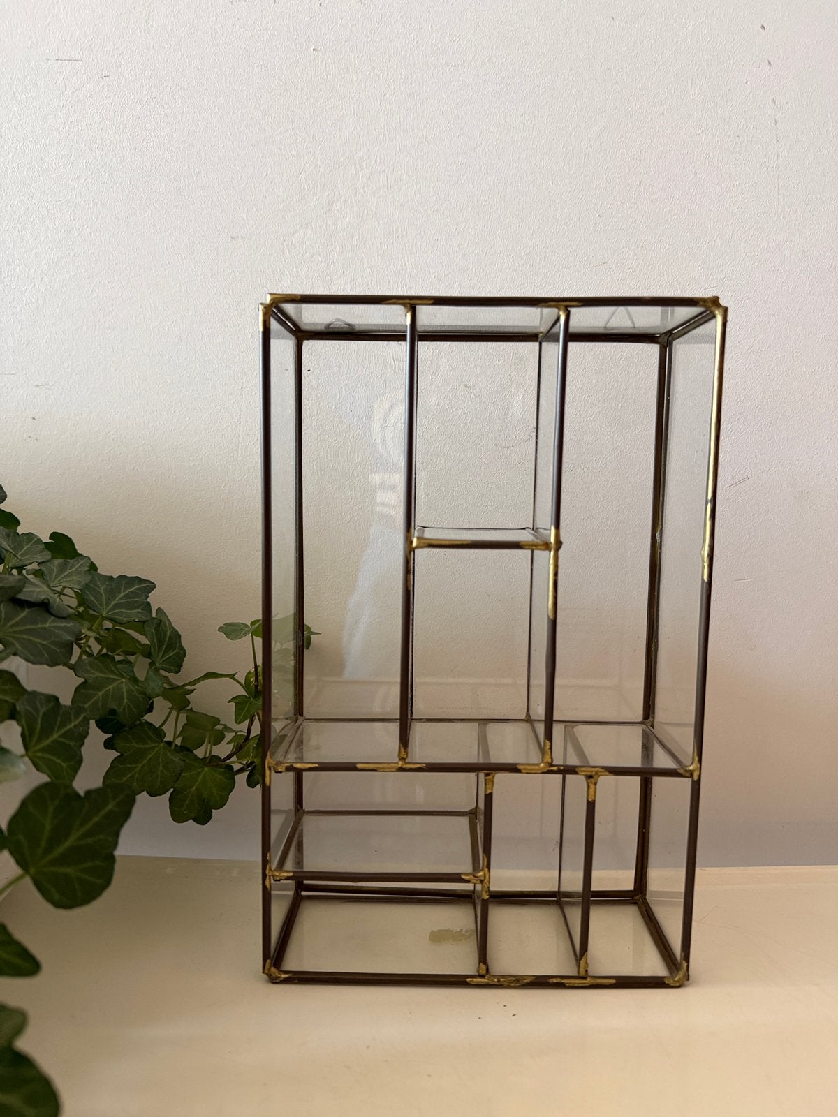 Vintage open vitrinekastje voor aan de wand glas en messing, Ophalen of Verzenden