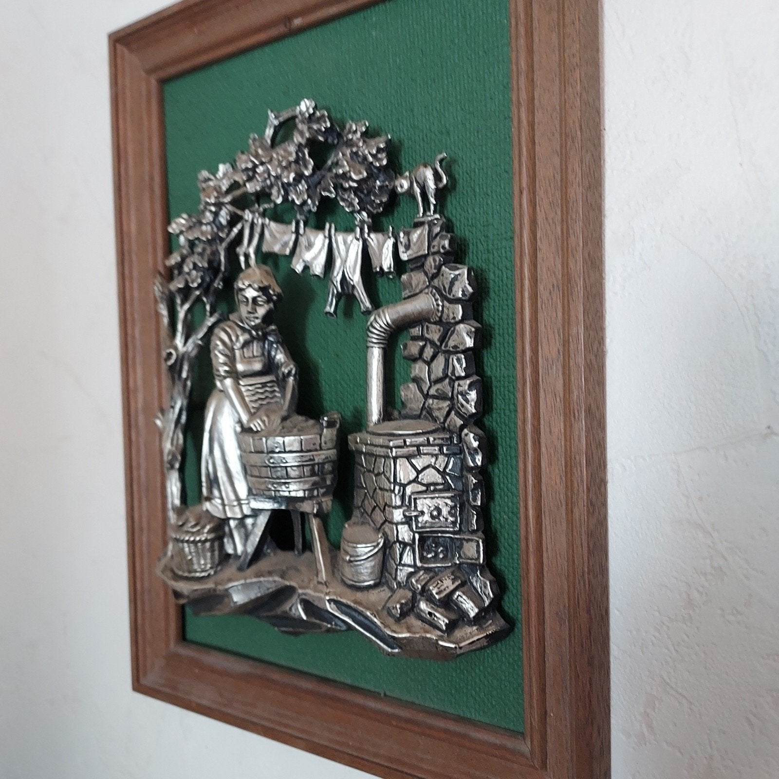 Vintage Tinnen Wanddecoratie: Wasvrouw bij de Wasplaats