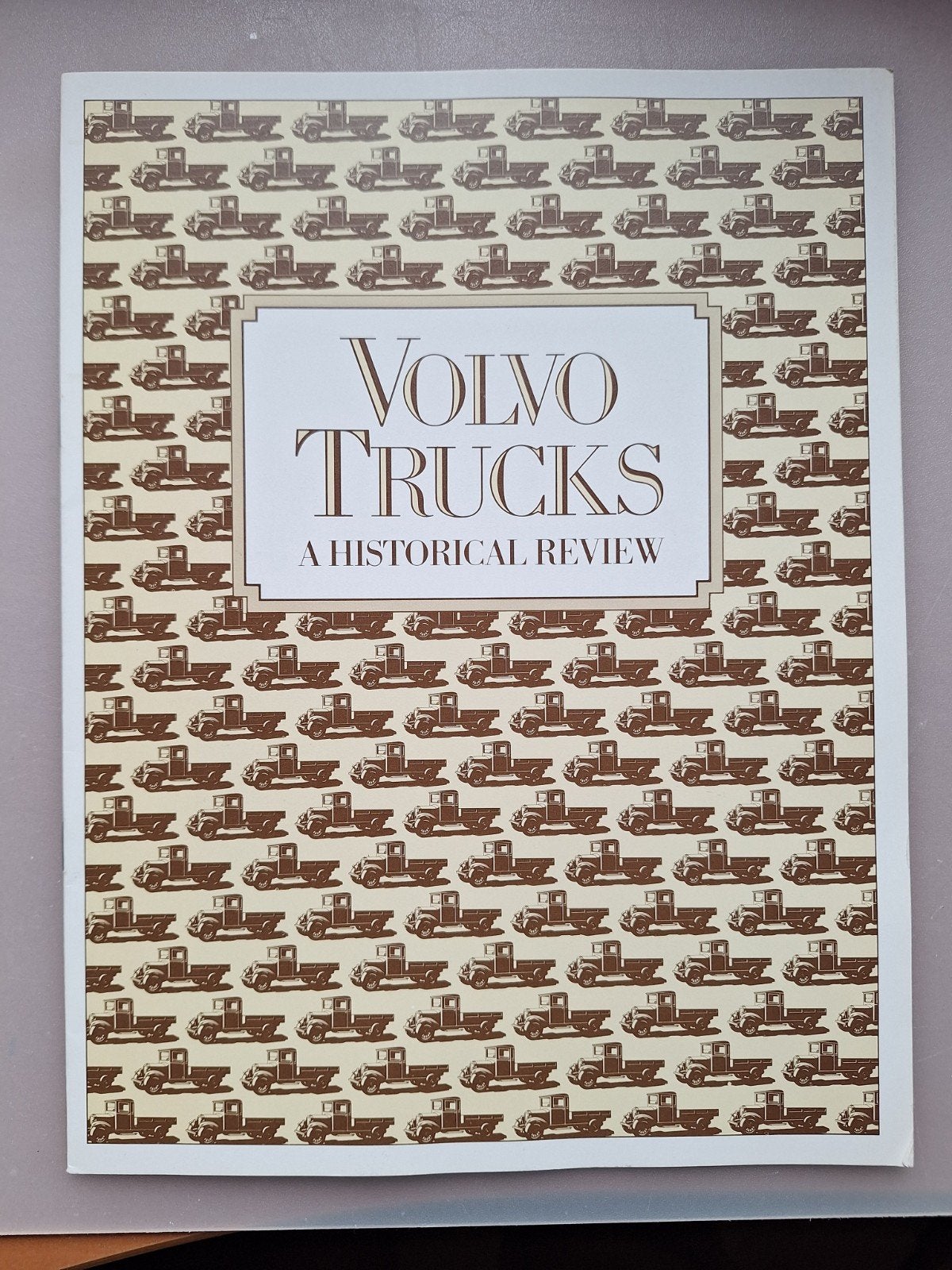 Volvo Trucks: Volvo trucks A Historical Review, Ophalen of Verzenden, Zo goed als nieuw, Volvo, Onbekend