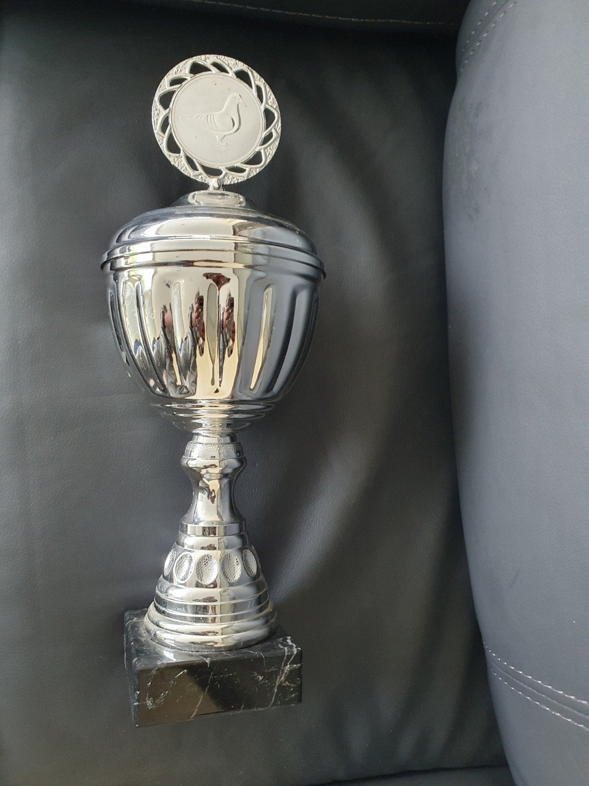 Zilverkleurig duivensport trofee met een duif op de schijf., Ophalen of Verzenden, Gebruikt