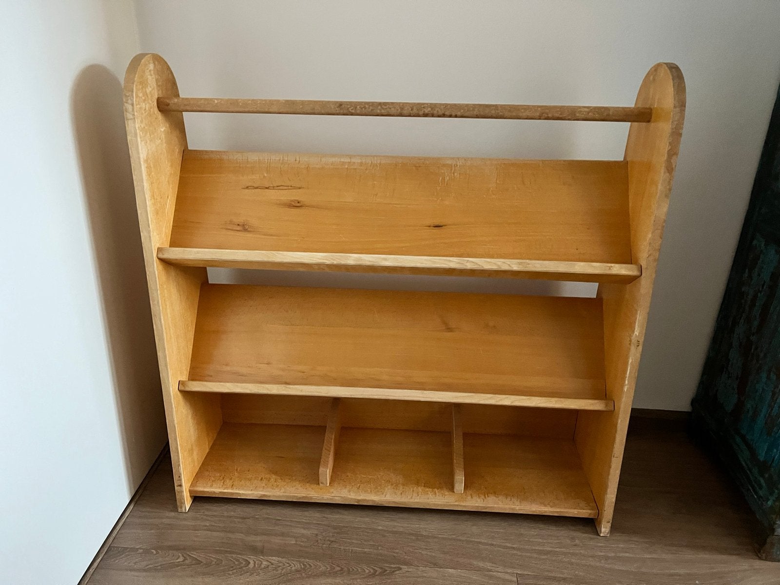 Houten Boekenrek / Tijdschriftenrek - Educatief Design, Huis en Inrichting, Ophalen, Met plank(en), Gebruikt, 50 tot 100 cm